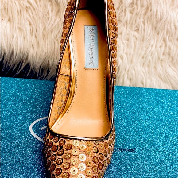 BNWT BETSEY JOHNSON Gold Sequin Platform Heels, Size 5.5 - Picture 2 of 9